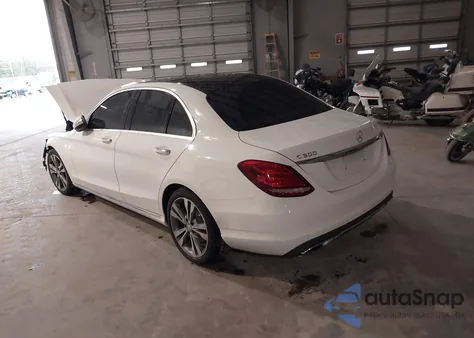 2015 Mercedes-Benz C 300 z USA, uszkodzony, nr VIN 55SWF4JB8FU046068